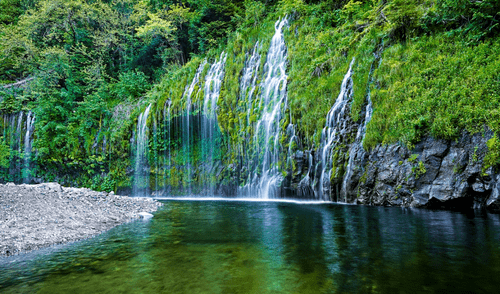 Mossbrae Falls, una de las cascadas más bellas de California, recibe cerca de 30.000 visitantes al año pese a los riesgos del acceso ilegal por vías de tren activas.