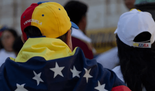 Un juez federal de Texas emitió un fallo favorable para una pareja de migrantes venezolanos que había sido acusada de tener vínculos con el Tren de Aragua. Foto: AFP Un juez federal de Texas emitió un fallo favorable para una pareja de migrantes venezolanos que había sido acusada de tener vínculos con el Tren de Aragua. Foto: AFP