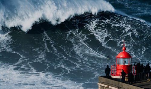 Las temidas olas de Nazaré superan los 20 metros de altura. Foto: CNN Las temidas olas de Nazaré superan los 20 metros de altura.