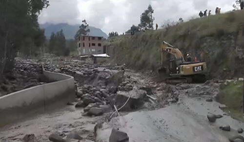 La municipalidad del distrito coordinó con Defensa Civil la entrega de ayuda a los afectados tras el huaico. Foto: Captura de pantalla América Noticias