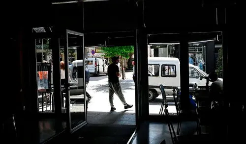 El apagón masivo registrado en España dejó sin suministro eléctrico a miles de personas y generó interrupciones en servicios clave. Foto: AFP. Vibración atmosférica inducida, ataque cibernético y más: las posibles causas del apagón en España