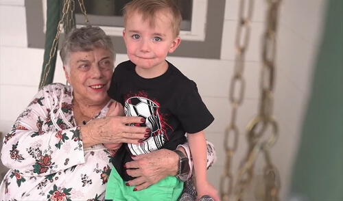 El niño de 3 años fue lo suficientemente valiente para salvar a su bisabuela, luego que esta se cayera por las escaleras. Foto: captura de YouTube. El niño de 3 años fue lo suficientemente valiente para salvar a su bisabuela, luego que esta se cayera por las escaleras. Foto: captura de YouTube.