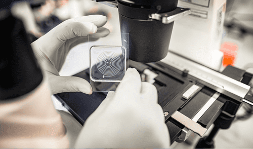 Investigadores peruanos de la UTEC crearon un chip que puede detectar el avance temprano del cáncer.