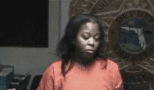 Según los reportes de arresto, una testigo escuchó los gritos de la niña provenientes de un auto estacionado. La policía de Miami logró identificara Valerie Victoria Vincente gracias a la declaración de su hija de 5 años.