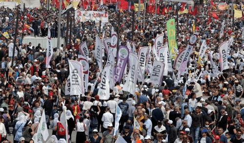 El Día del Trabajador es una celebración global que resalta la importancia de los derechos laborales y la justicia social. Foto: Milenio