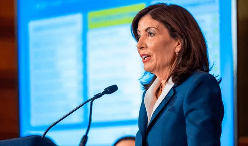 Kathy Hochul señaló que su propuesta de ley será debatida en los próximos días por los legisladores de Nueva York. La propuesta de ley en Nueva York establece como delito menor el uso de mascarillas de parte de otros delincuentes.