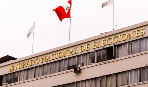 El JNE denunció a 159 partidos por supuestas firmas falsas en padrones de afiliación, según reportes técnicos del Reniec.| Composición LR. Presidente del JNE anuncia denuncias por firmas falsas detectadas en registros de afiliación partidaria.