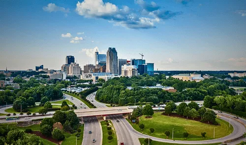 Cary, en Carolina del Norte, posee temperaturas que la hacen una ciudad de clima cálido y controlado a lo largo del año. Cary, ciudad en Carolina del Norte, presenta un clima templado y estable durante todo el año.
