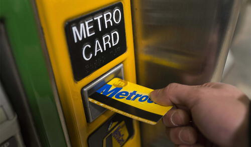 El MetroCard de Nueva York dejará de funcionar y los usuarios deberán adaptarse al nuevo sistema de pago OMNY.