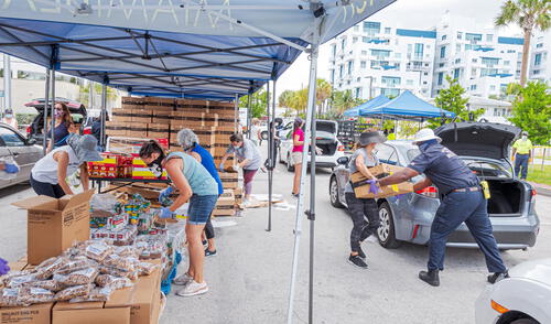 Florida ofrecerá distribuciones gratuitas de alimentos a través de Farm Share, sin necesidad de registro ni requisitos económicos.
