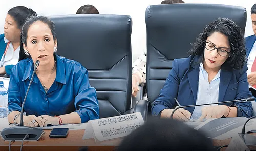 Sin sintonía. La ministra Leslie Urteaga (der.) rechazó decisión de jefa de Wasi Mikuna (izq.), Nady Villavicencio, para repartir canastas de alimentos. Foto: difusión Sin sintonía. La ministra Leslie Urteaga (der.) rechazó decisión de jefa de Wasi Mikuna (izq.), Nady Villavicencio, para repartir canastas de alimentos. Foto: difusión