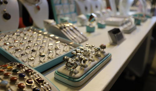 Los principales compradores de joyas en EE.UU. pusieron en espera sus pedidos y en algunos casos los cancelaron tras aumento de aranceles. Los principales compradores de joyas en EE.UU. pusieron en espera sus pedidos y en algunos casos los cancelaron tras aumento de aranceles.