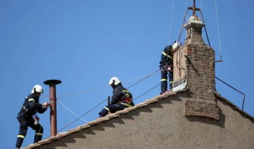 Instalan chimenea en la Capilla Sixtina en el Vaticano, Roma.