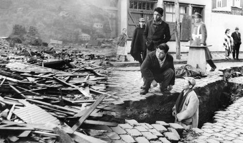 El 22 de mayo de 1960, Chile sufrió el terremoto de Valdivia, el más fuerte de la historia con una magnitud de 9.5. Este desastre dejó cerca de 2.000 muertos y 2 millones de afectados. Foto: composición LR/AFP El terremoto más fuerte de la historia se registró en Sudamérica: liberó una fuerza de más de 20.000 bombas