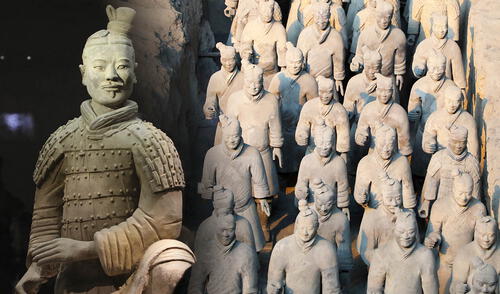 El complejo funerario del emperador Qin Shi Huang sigue siendo un enigma arqueológico. Su tumba, descubierta hace casi 50 años, permanece cerrada en la provincia de Shaanxi. Foto: composición LR/AFP El ejército de más de 2.000 años que protege la tumba intacta del primer emperador de China y que nadie se atreve a tocar