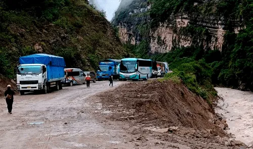 Vía se encontraba interrumpida durante varias horas. Créditos: Emmanuel Moreno Vía se encontraba interrumpida durante varias horas, afectando a pasajeros y conductores de carga pesada. Créditos: Emmanuel Moreno