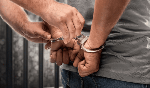 Cuatro mexicanos fueron arrestados por su presunta participación en una red de tráfico de inmigrantes hacia Estados Unidos.