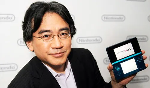 Satoru Iwata sosteniendo una Nintendo 3DS. Foto: Sopitas