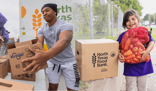 Voluntarios reparten despensas sin costo en iglesias y centros comunitarios del norte de Texas este mayo.