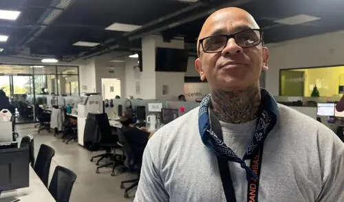 Luis Luna es uno de los expandilleros que trabajan en un call center de México.