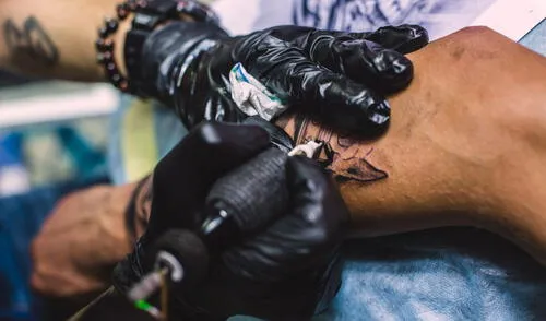 Tatuadores en Estados Unidos han observado cómo las personas se acercan a sus estudios buscando ocultar o alterar tatuajes que podrían ser considerados por la administración Trump como señales de vinculación con pandillas. Tatuadores en Estados Unidos han observado cómo las personas se acercan a sus estudios buscando ocultar o alterar tatuajes que podrían ser considerados por la administración Trump como señales de vinculación con pandillas.