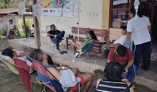 Brigada médica atiende a pacientes intoxicados tras parrillada organizada por Somos Perú en Inahuaya.