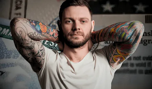 USCIS evalúa tatuajes en solicitudes de Green Card y podría negar la residencia por ciertos símbolos. Foto: composición LR/difusión USCIS evalúa tatuajes en solicitudes de Green Card y podría negar la residencia por ciertos símbolos.