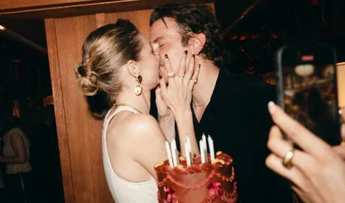 Gigi Hadid confirma romance con Bradley Cooper al publicar un carrusel en Instagram que muestra un beso, poniendo fin a rumores.