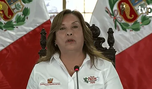 Dina Boluarte evitó asumir responsabilidad directa por la masacre en Pataz y señaló nuevamente a la Fiscalía como responsable del incremento de la inseguridad en el país. | Foto: Presidencia.