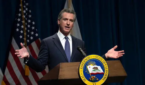 Gobernador de California, Gavin Newsom, firmó ley, que elimina la licencia de conducir como requisito obligatorio para acceder a empleos.