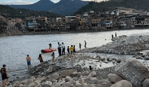 Menor se ahoga en el río. Familiares buscan su cuerpo. Foto: Andina Menor se ahoga en el río. Familiares buscan su cuerpo. Foto: Andina