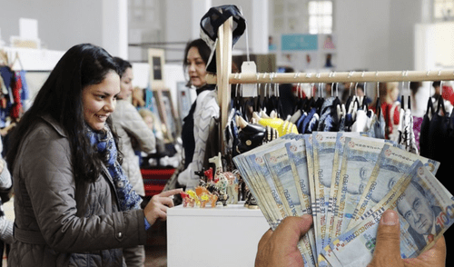 Conoce todos los derechos laborales y beneficios económicos que la ley peruana otorga a las madres trabajadoras para proteger su bienestar y el de sus hijos. Foto: Composición LR/Andina