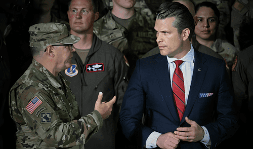 Donald Trump y Pete Hegseth recortan generales y almirantes para reforzar el poder militar de Estados Unidos. Foto: AFP Donald Trump y Pete Hegseth recortan generales y almirantes para reforzar el poder militar de Estados Unidos.