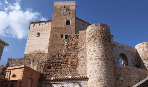 El castillo medieval de Cofrentes, en Valencia, se erige sobre un antiguo volcán y es un destino turístico cultural emblemático. Su historia y vistas panorámicas lo hacen único. Foto: Wikipedia El castillo medieval de Cofrentes, en Valencia, se erige sobre un antiguo volcán y es un destino turístico cultural emblemático. Su historia y vistas panorámicas lo hacen único.