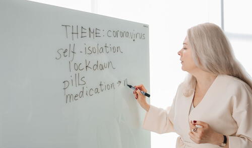 Fort Worth y Dallas ofrecen recursos lingüísticos que facilitan el aprendizaje del inglés. Programas de bibliotecas y organizaciones sin fines de lucro admiten inmigrantes.