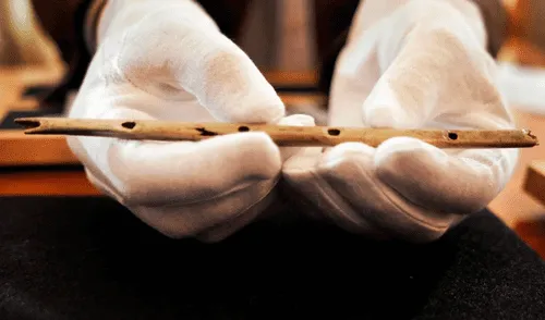 En 2009 se encontró en una cueva de Alemania una flauta antigua, considerada el instrumento más antiguo del mundo. Foto: AFP En 2009 se encontró en una cueva de Alemania una flauta antigua, considerada el instrumento más antiguo del mundo.