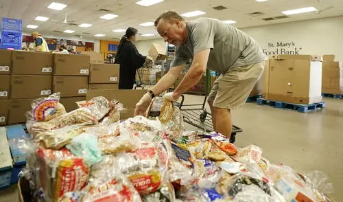 Los bancos de alimentos en California ofrecen apoyo crucial brindando alimentos gratuitos para los residentes.