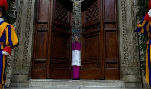 El arzobispo es el encargado de decir esta frase para iniciar el cónclave Foto: RTVE.es