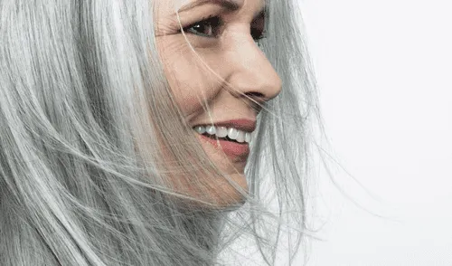 Dejar las canas al natural puede interpretarse como un signo de autoconfianza y autenticidad. Foto: Pilexil Dejar las canas al natural puede interpretarse como un signo de autoconfianza y autenticidad. Foto: Pilexil