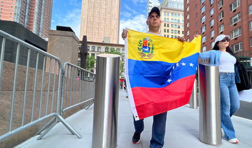 Venezolanos como Alejandro se congregaron este jueves en Nueva York, para elevar una plegaria en defensa del TPS. Foto: Edwin Martínez | Impremedia