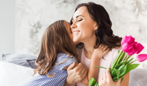 Día de la Madre es una fecha de celebración en la que se reconoce el papel fundamental de las madres en la crianza.