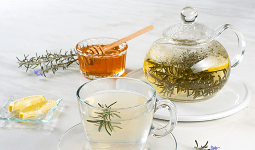 Según un artículo de la National Library of Medicine, el romero no solo alivia inflamaciones, sino que también ayuda a equilibrar las bacterias que habitan en el intestino. Fotos: GettyImages