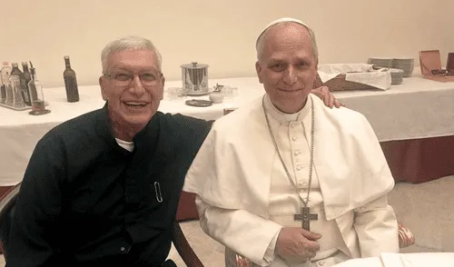 El papa León XIV y el cardenal Carlos Castillo compartieron un emotivo momento tras la primera misa del nuevo pontífice en la Capilla Sixtina. | Foto: Arzobispado de Lima. El papa León XIV y el cardenal Carlos Castillo se abrazan en el Vaticano tras la primera misa del nuevo pontífice.