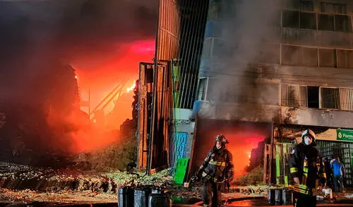 Alrededor de 15 unidades de bomberos atienden la emergencia en San Luis: Foto: Cristina Gálvez