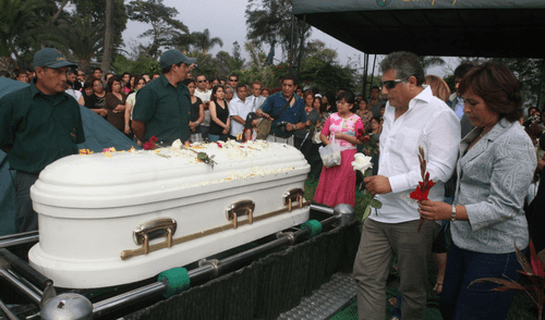 Prestación por sepelio de EsSalud reembolsa gastos funerarios del asegurado fallecido. Foto: composición LR/Andina Prestación por sepelio de EsSalud reembolsa gastos funerarios del asegurado fallecido.