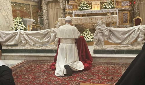 León XIV visitó la tumba de Francisco solo 2 días después de su elección como nuevo Papa. Foto: Vatican News.