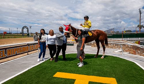 Los jinetes que consigan triunfos en Valencia se llevan un premio. Foto: Hinava