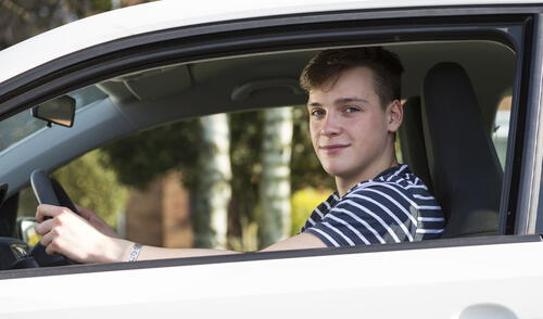 DMV de California establece requisitos claros para asegurar que los nuevos conductores estén bien preparados. DMV de California establece requisitos claros para asegurar que los nuevos conductores estén bien preparados.