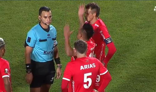 Christian Cueva se volvió loco al término del encuentro y fue a encarar al árbitro