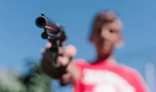 El acceso de niños a armas refleja una crisis creciente de violencia infantil en Estados Unidos. Niños armados enfrentan a policías en Nuevo México. El hecho revela fallas en seguridad infantil en Estados Unidos.